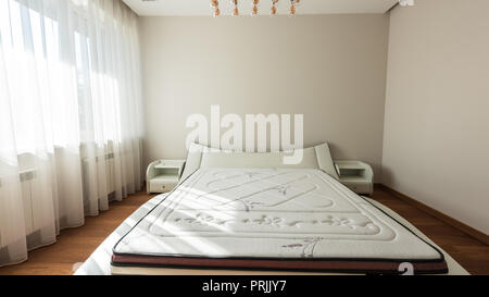 De l'intérieur chambre à coucher moderne avec lit et grande fenêtre Banque D'Images