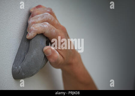 Une main tenant à une poignée d'escalade artificielle, image symbolique pour l'escalade, Allemagne Banque D'Images