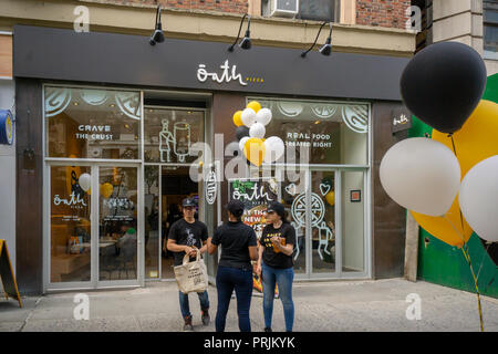 Jour de l'ouverture de serment dans leur deuxième Pizza pizzeria à New York, dans le quartier Upper West Side, le Jeudi, Septembre 27, 2018. Pizza serment construit ses pizzas à croûte poêlé à l'huile d'avocat dans un style Chipotle avec les accompagnements mis sur une restauration des préférences individuelles des clients qui est alors cuite via une courroie de convoyeur four. (© Richard B. Levine) Banque D'Images