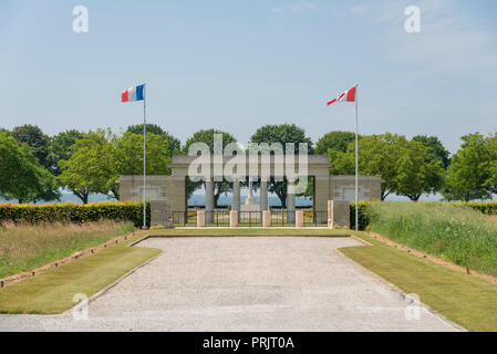 L'entrée du Bretteville-sur-Laize Cimetière de guerre canadien de France Banque D'Images