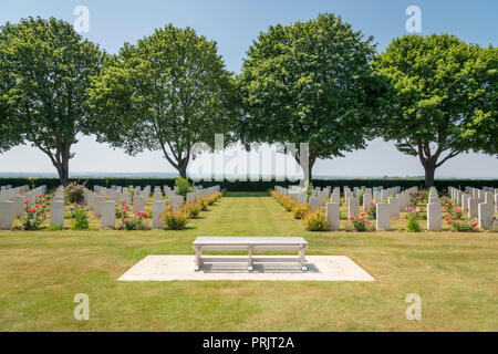 Les pierres tombales à Bretteville-surLaize le cimetière de guerre canadien en France Banque D'Images