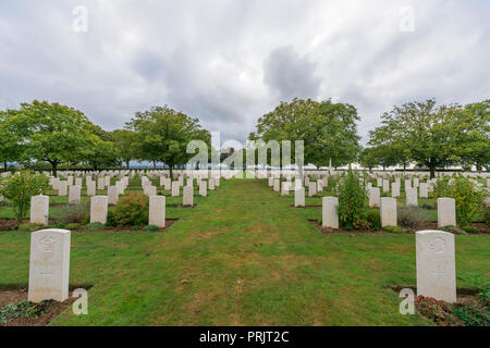 Les pierres tombales à Bretteville-surLaize le cimetière de guerre canadien en France Banque D'Images