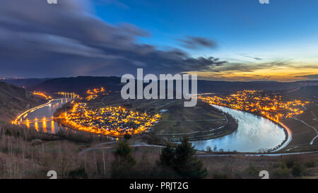 La nuit tombe sur la vallée de la rivière Mosel illuminé avec des villages près de Krov, Allemagne Banque D'Images