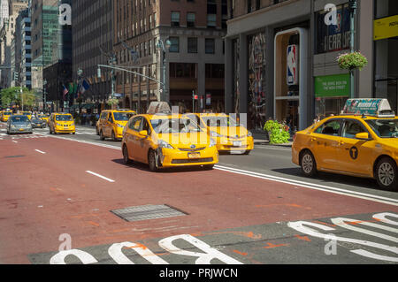 Les taxis sur la Cinquième Avenue à Manhattan, à New York, le dimanche, 30 Septembre, 2018. (Â© Richard B. Levine) Banque D'Images