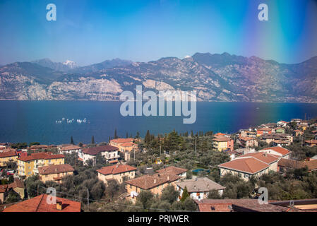 Arc-en-ciel sur le lac de Garde en téléphérique pour Monte Baldo, Malcesine, sur le lac de Garde, Italie Banque D'Images