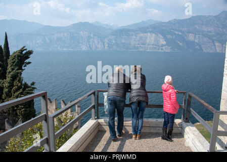 Les gens à la recherche sur le lac de Garda, Lac de Garde, Italie Banque D'Images