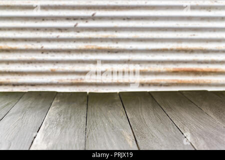 Table en bois rustique toile contre le métal, toile publicité Banque D'Images