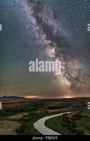 C'est la Voie Lactée et ciel de nuit sur une nuit parfaitement claire, 25 juillet 2017, sur les Prairies canadiennes au parc provincial Writing-on-Stone, dans l'Alberta Banque D'Images