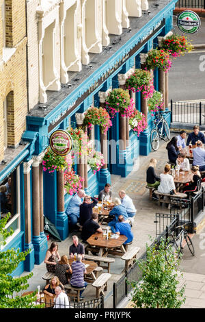 Londres Angleterre, Royaume-Uni, South Bank, Lambeth, The Pineapple, pub irlandais, restaurant restaurants repas café cafés, sièges extérieurs, tables, en plein air, trottoir o Banque D'Images