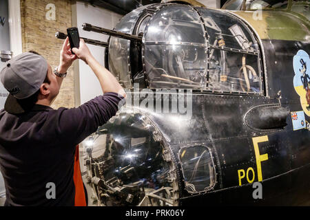 Londres Angleterre,Royaume-Uni,Southwark,Musée impérial de la guerre,Archives militaires d'armes de guerre,intérieur,exposition,Avro 683 Lancaster Mk 1 Aircraft,section nez,HE Banque D'Images