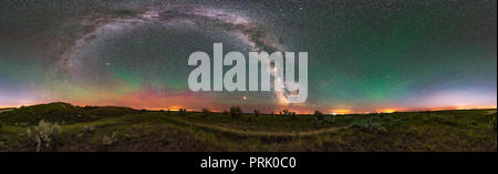 Un panorama à 360° du ciel nocturne d'août et Milky Way sur le Great Sandhills de l'ouest de la Saskatchewan, de la navigation au haut de Boot Hill ridge. Banque D'Images