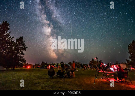 Une des traînées de météores des Perséides en bas de la Voie Lactée sur la Saskatchewan Summer Star Party dans les collines du Cyprès du sud-ouest de la Saskatchewan, à Cypress Hills J Banque D'Images