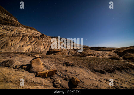 Jupiter en Balance est à la hausse au cours des Badlands de lune sur l'autoroute 10, à l'est de Drumheller, en Alberta. La lumière de la Lune gibbeuse off jusqu'à l'armature Banque D'Images