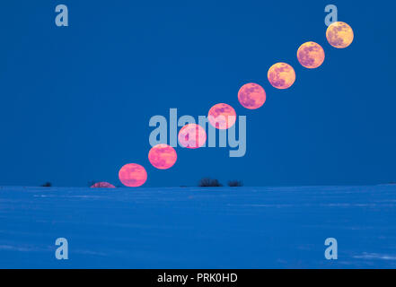 L'augmentation de la Pleine Lune sur la veille de Pâques, le samedi, 31 mars 2018, sur une nuit très froide avec beaucoup de neige encore sur le sol de l'Alberta. Ainsi c'est Banque D'Images