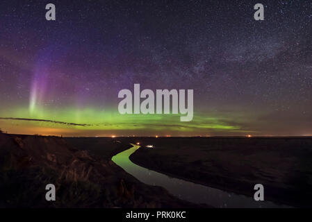 Une lueur d'aurora le long de l'horizon nord et l'été la Voie lactée dans le nord-est, sur la rivière Red Deer sinueuses au nord de Drumheller, Alber Banque D'Images