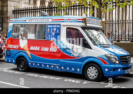 Londres Angleterre,Royaume-Uni,Bloomsbury,camion de crème glacée van,vendeur stall stands stand stand stand marché, acheteur achat vendre, cônes de crème glacée molle, GB Banque D'Images