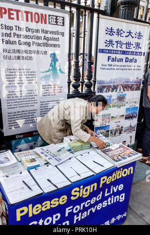 Londres Angleterre,Royaume-Uni,Bloomsbury,Falun Gong Dafa,Parti communiste chinois persécutions des praticiens,protestation politique,récolte d'organes vivants,pétition,ASI Banque D'Images