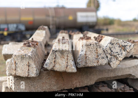 Traverses en Béton Armé destinés à l'industrie ferroviaire. Documents préparés pour la construction de la ligne de chemin de fer. Saison de l'automne. Banque D'Images