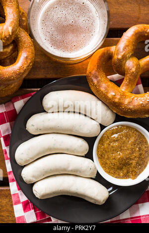 Le bavarois weisswurst, bretzel et la moutarde. Vue d'en haut. Banque D'Images