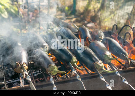 Les légumes grillés sont cuits à la préparation d'un plat oriental. Aubergines poivrons tomates. Ajap sandale, l'Imam bayaldi Banque D'Images