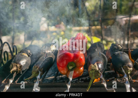 Les légumes grillés sont cuits à la préparation d'un plat oriental. Aubergines poivrons tomates. Ajap sandale, l'Imam bayaldi Banque D'Images