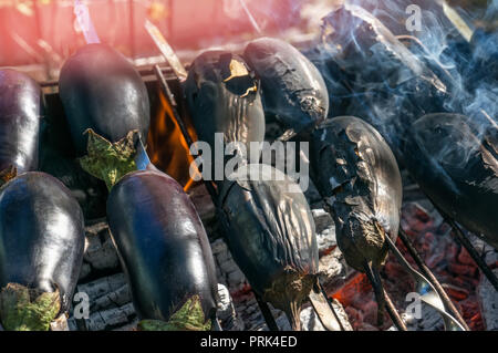 Les légumes grillés sont cuits à la préparation d'un plat oriental. Aubergines poivrons tomates. Ajap sandale, l'Imam bayaldi Banque D'Images