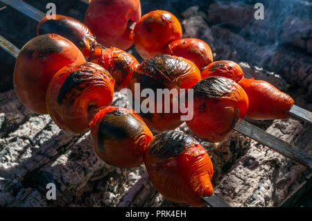 Les légumes grillés sont cuits à la préparation d'un plat oriental. Aubergines poivrons tomates. Ajap sandale, l'Imam bayaldi Banque D'Images