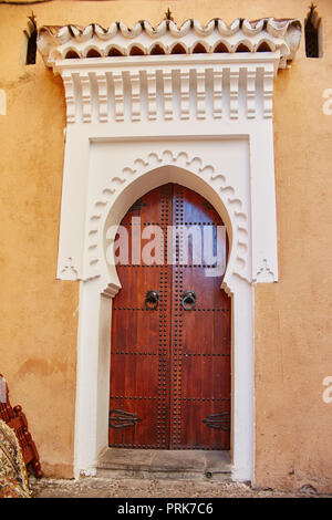 De belles portes en bois dans les rues du Maroc. Fait main vieux portes dans l'ancienne ville. Plus de détails et d'éléments de maisons Banque D'Images