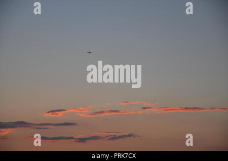 Un avion survole le lac Ohrid macédoine au coucher du soleil Banque D'Images