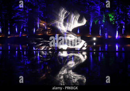 De 1900 sous embargo mercredi 03 octobre les animations des animaux sont projetés sur une fontaine d'eau dans le Loch Dunmore à La Forêt Enchantée Festival son et lumière en bois à Pitlochry Faskally. Banque D'Images