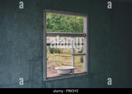 Une fenêtre dans une vieille maison abandonnée Banque D'Images