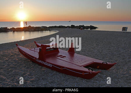 Moyens de sauvetage Salvataggio et c'est un bateau du sauveteur italien au lever du soleil à l'avant-plan de la mer Adriatique sur la Riviera italienne près de Ancona Banque D'Images