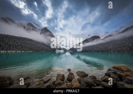 Lake Louise est un lac glaciaire dans le parc national de Banff en Alberta, Canada. Banque D'Images