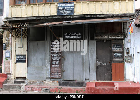 Traduction : les portes et murs rustiques autour de Kandy. Prises au Sri Lanka, août 2018. Banque D'Images