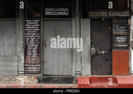 Traduction : les portes et murs rustiques autour de Kandy. Prises au Sri Lanka, août 2018. Banque D'Images