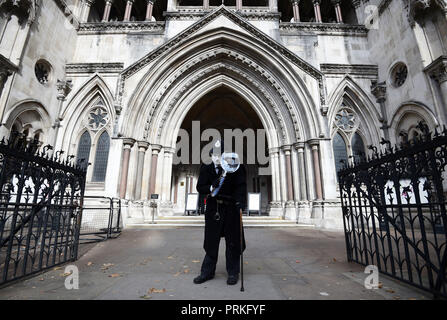 Un manifestant à l'extérieur de la Royal Courts of Justice, Londres, où les pouvoirs d'un tribunal est saisi de l'affaire de Kate Wilson qui a été trompé dans une relation par l'agent d'infiltration Mark Kennedy. Banque D'Images