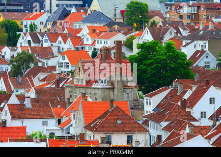 Stavanger, Norvège vue sur la ville avec des maisons traditionnelles en bois et toits rouges Banque D'Images