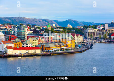 Stavanger, Norvège vue sur la ville avec des maisons traditionnelles en bois et toits rouges Banque D'Images