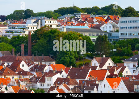 Stavanger, Norvège vue sur la ville avec des maisons traditionnelles en bois et toits rouges Banque D'Images