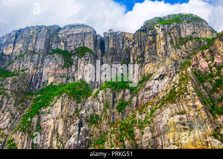 Falaise Preikestolen ou Pulpit Rock en Norvège fjord Lysefjord, Banque D'Images