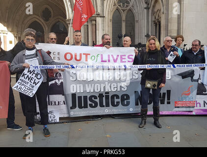 Manifestants à l'extérieur de la Royal Courts of Justice, Londres, où les pouvoirs d'un tribunal est saisi de l'affaire de Kate Wilson (à droite) qui a été trompé dans une relation par l'agent d'infiltration Mark Kennedy. Banque D'Images