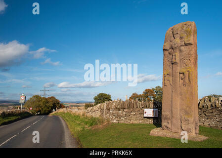 La grande pierre ( La Croix ) en bordure de l'une des trois pierres Pictes 8e siècle sur le côté de la B à Aberlemno9134, Angus, Angus, Scotland. Banque D'Images