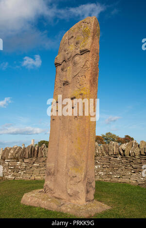 La grande pierre ( La Croix ) en bordure de l'une des trois pierres Pictes 8e siècle sur le côté de la B à Aberlemno9134, Angus, Angus, Scotland. Banque D'Images