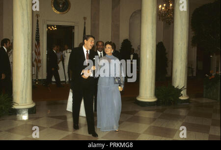 Le président Ronald Reagan et Jehan Al Sadate à pied tin le Grand Foyer de la Maison Blanche à un dîner d'état pour Sadate en août 1981, photo de Dennis Brack bb24 Banque D'Images