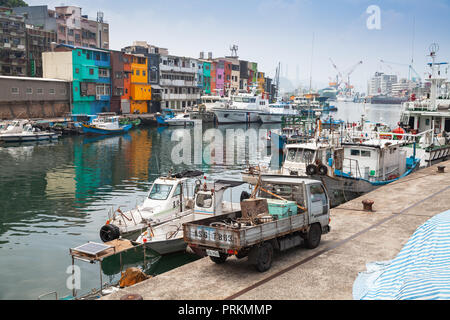 Keelung, Taïwan - septembre 5, 2018 : port de pêche, paysage, maisons colorées et bateaux amarrés Banque D'Images