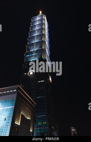 Taipei, Taiwan - le 5 septembre 2018 : Taipei 101 la nuit, connu sous le nom de Taipei World Financial Center est un gratte-ciel en Xinyi Distri Banque D'Images