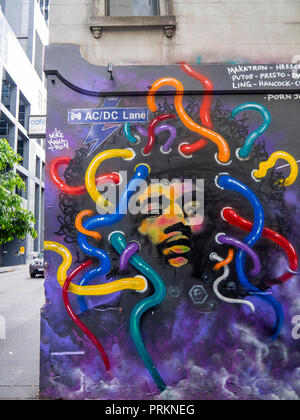 Street art peint sur les murs de l'AC/DC Lane Melbourne Victoria en Australie. Banque D'Images