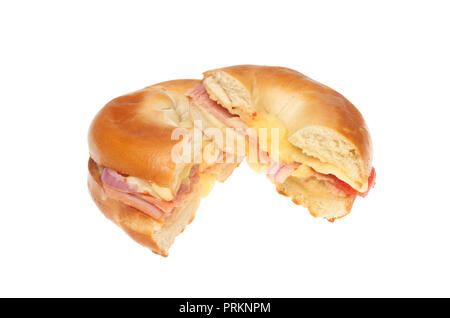 Fromage, jambon, tomate et oignon rouge bagel grillé coupé en deux isolés contre white Banque D'Images