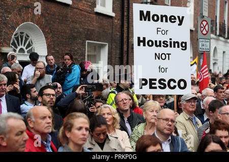 Les gens se rassemblent à l'extérieur de Leinster House à Dublin au cours d'un lever le toit de protestation pour le droit au logement. Banque D'Images