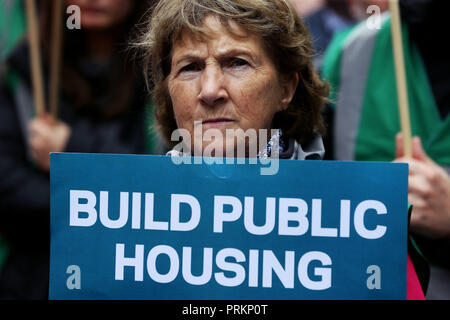 Les gens se rassemblent à l'extérieur de Leinster House à Dublin au cours d'un lever le toit de protestation pour le droit au logement. Banque D'Images